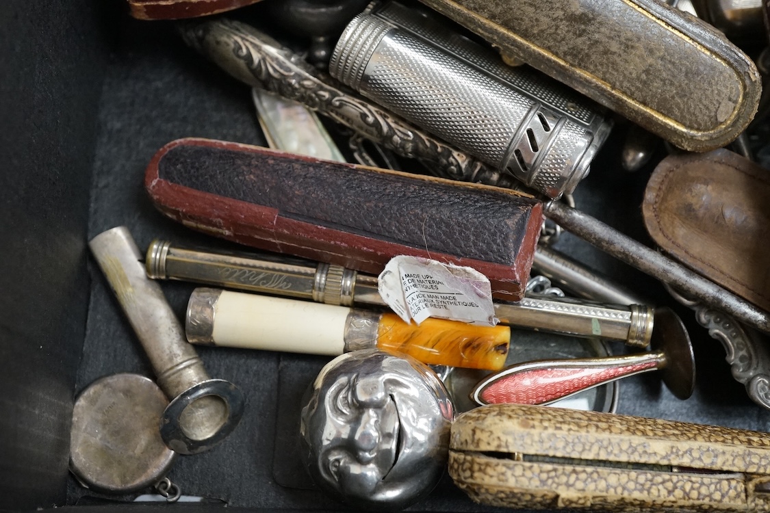 A small group of assorted small silver including a George V bonbon basket, by Docker & Burn, Birmingham, 1925, diameter 12.5cm, a George V compact by Mappin & Webb, an Edwardian card case, vesta case, two sovereign cases